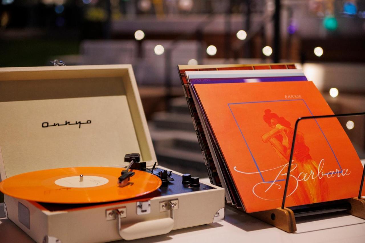 Omo7 Osaka By Hoshino Resorts Ngoại thất bức ảnh A portable record player